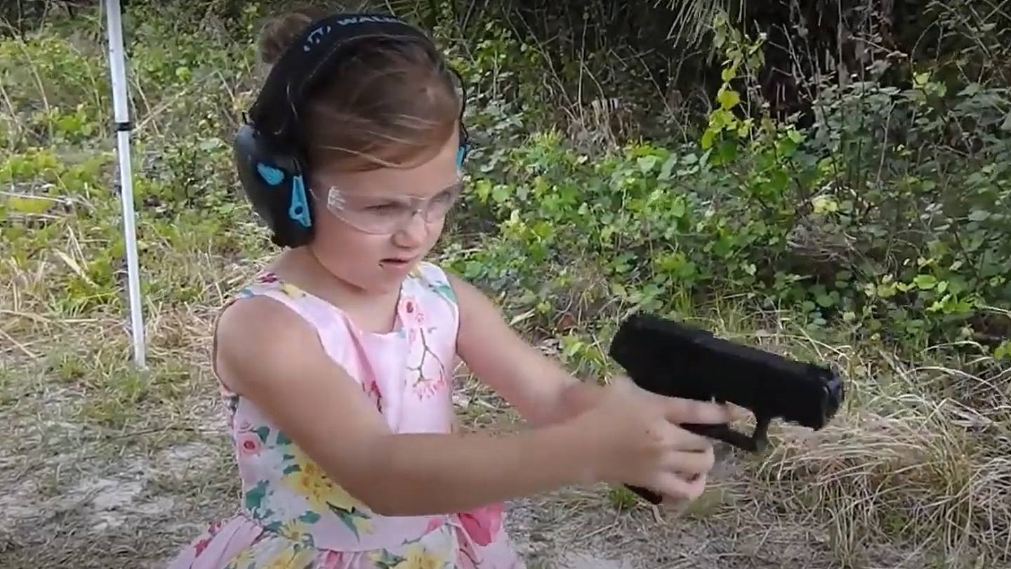 美8岁女童YouTube介绍枪械爆红示范用火焰喷射器网民反应两极