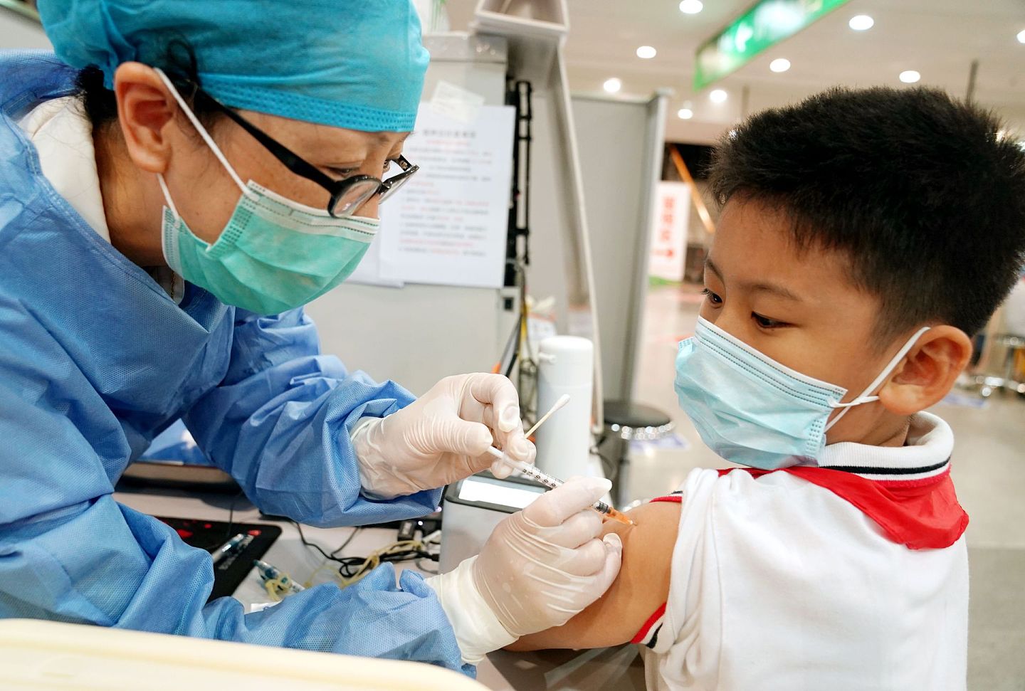 9月1日晚8时起，上海启动12-14岁人群登记预约接种新冠疫苗。（新华社）