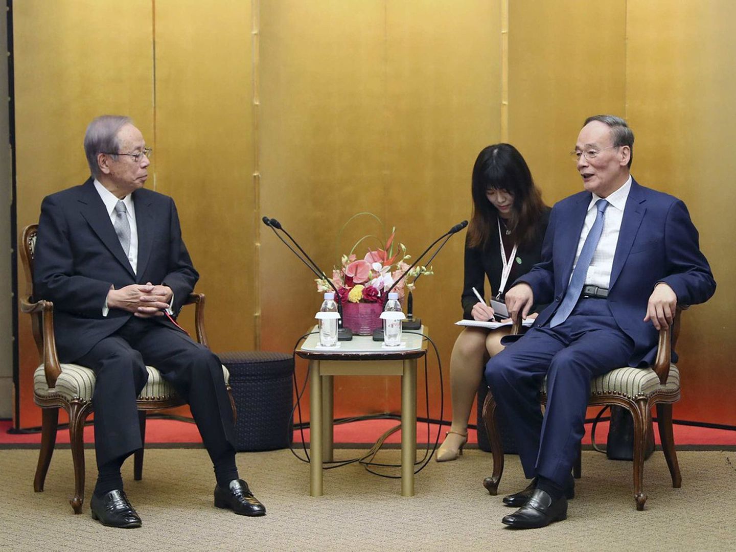2019年10月22日，中国国家副主席王岐山（左）在东京会晤日本前首相福田康夫。（新华社）