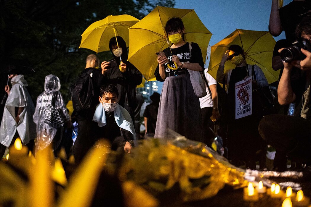 今年7月，在中国共产党成立100周年之际，日本东京举行的一个表示抗议的守夜活动。日本共产党谴责中国在香港和新疆镇压人权。