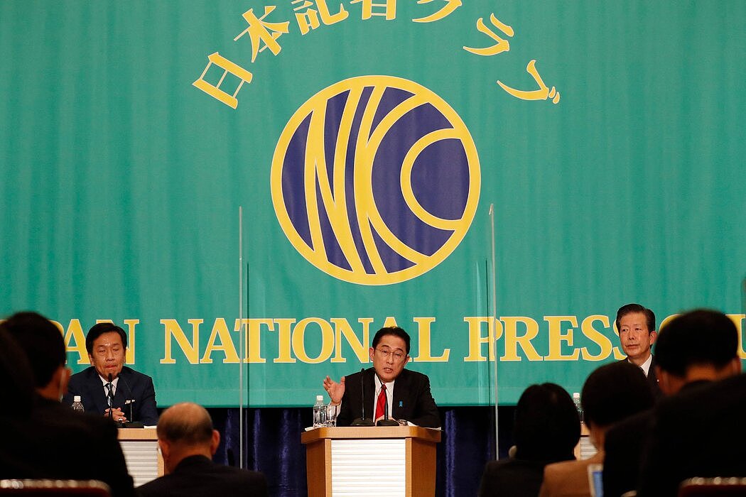 日本首相岸田文雄（中）和其他政党的领导人本月一起出现在东京的一场辩论会上。保守的自由民主党将这个周末的议会选举描述为是继续民主统治，还是与让共产党渗入到政府中来的选择。