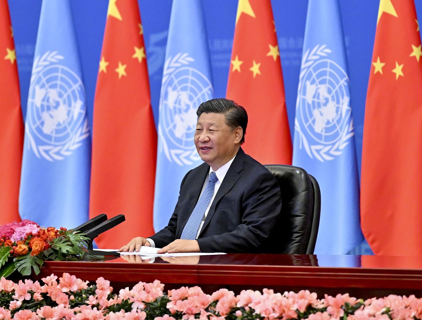 10月25日，中国国家主席习近平在北京出席中华人民共和国恢复联合国合法席位50周年纪念会议并发表讲话。（新华社）
