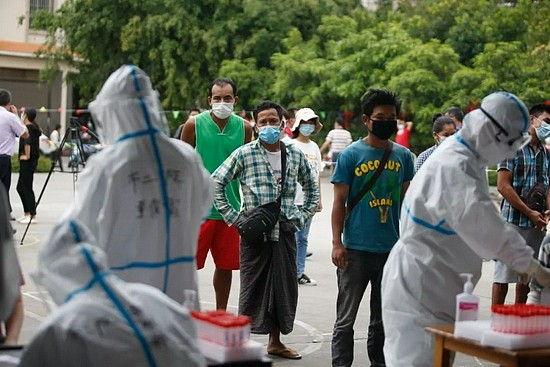 2020年9月，云南省瑞丽市，几位缅甸籍居民排队等候核酸检测。