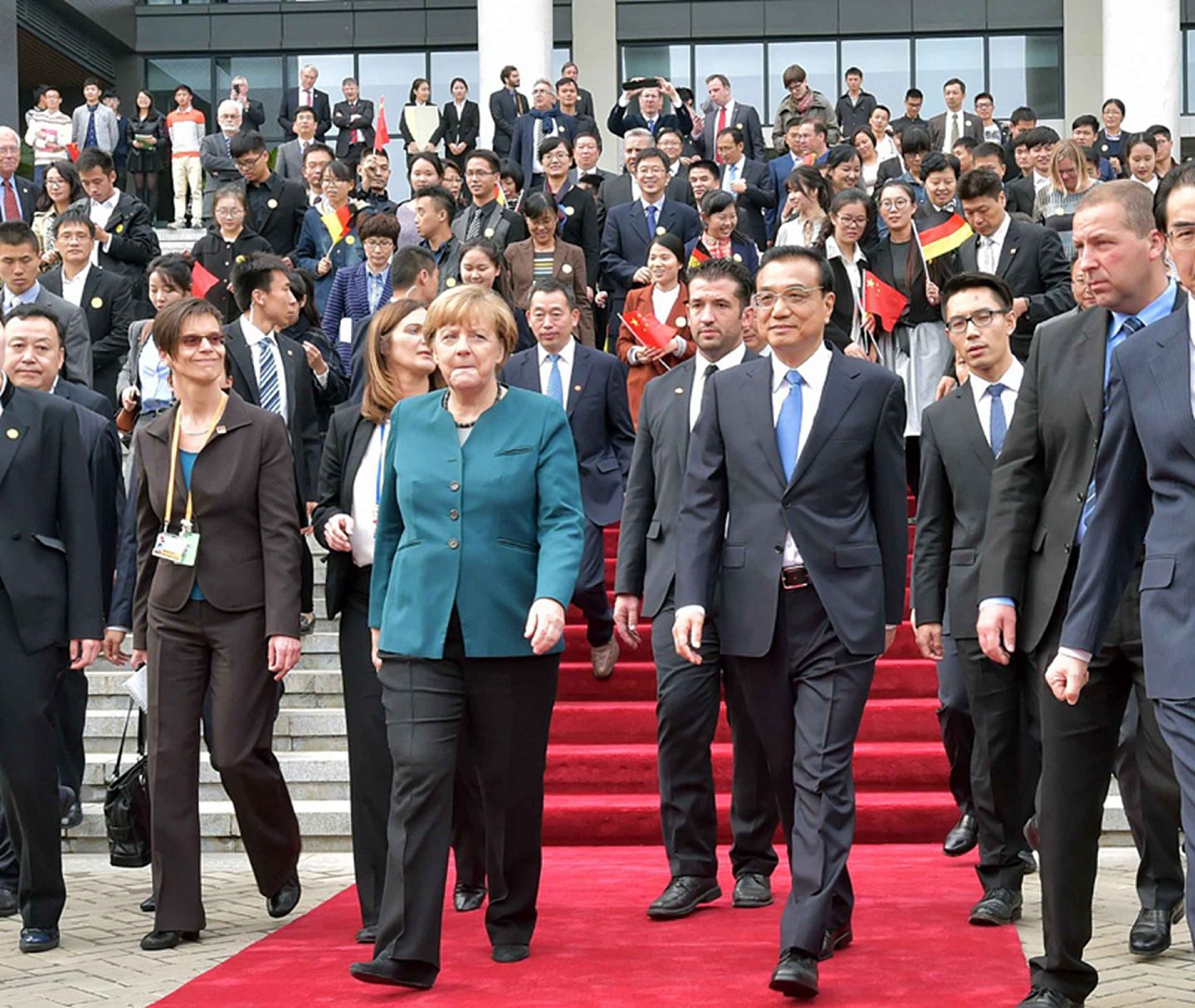 2015年10月30日，中国国务院总理李克强与德国总理默克尔，共同参观安徽合肥学院。（新华社）