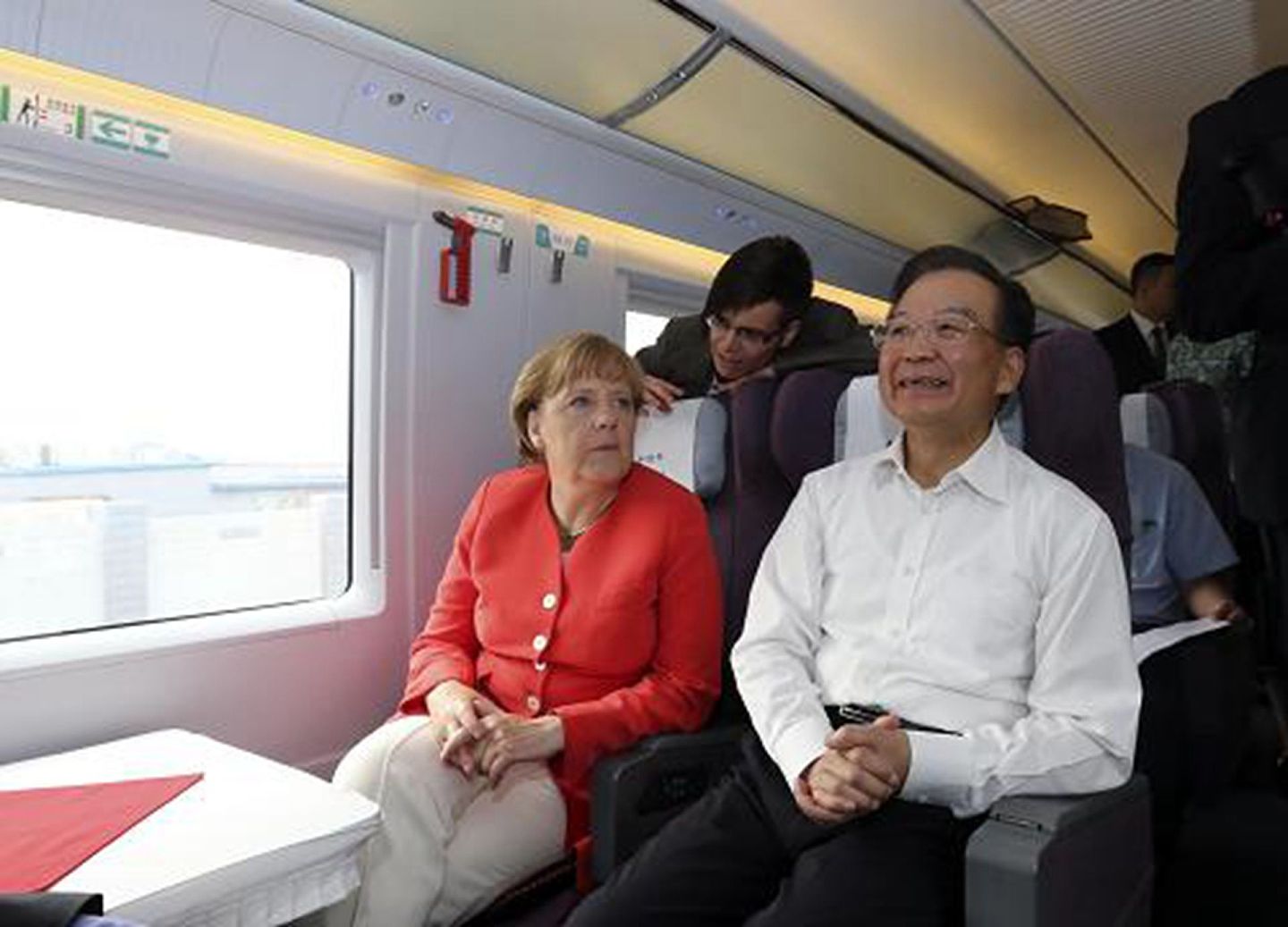 2012年8月31日，中国国务院总理温家宝陪同德国总理默克尔，乘坐京津城际高铁前往天津。（新华社）