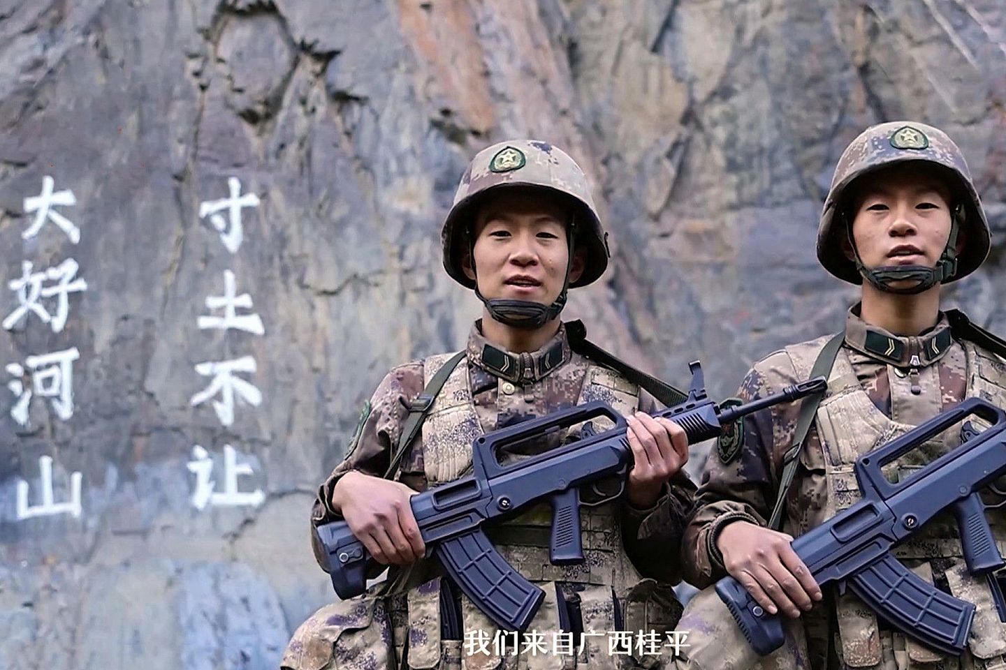 驻守在加勒万河谷的两名“00后”解放军士兵。（中国央视军事视频截图）