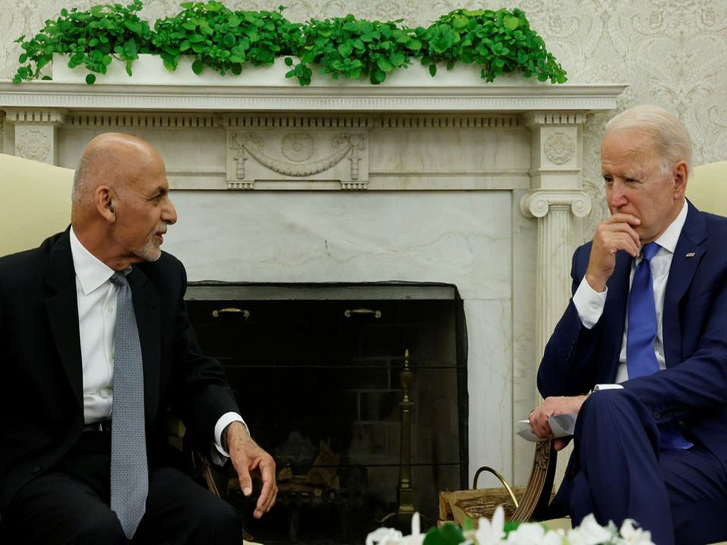 阿富汗前总统加尼（Ashraf Ghani）出逃前，7月23日，与美国总统拜登（Joe Biden）进行最后一次通话。在通话中，加尼提及，阿前总统卡尔扎伊（Hamid Karzai）曾诅咒他，骂他是美国走狗。图为6月25日，拜登（右）与加尼在白宫会晤。（Reuters）
