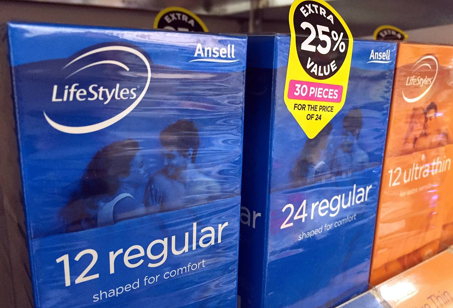图为2016年10月，澳洲悉尼一间超级市场的避孕套陈列。 （Reuters）