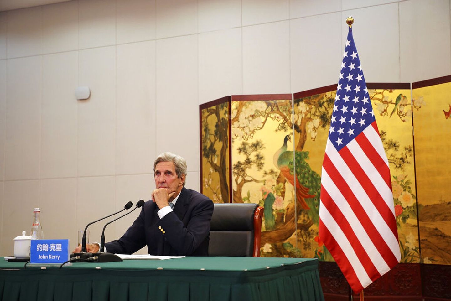 2021年9月2日，美国总统气候问题特使克里在天津通过视频连线会见中共中央政治局委员、中央外事工作委员会办公室主任杨洁篪。这是美国国务院提供的照片。（AP）