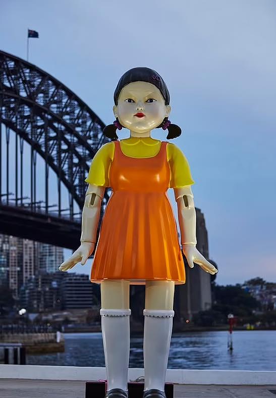 真人版《鱿鱼游戏》登陆澳洲！悉尼港竖起巨型人偶，完美还原剧中场景（视频/组图） - 4