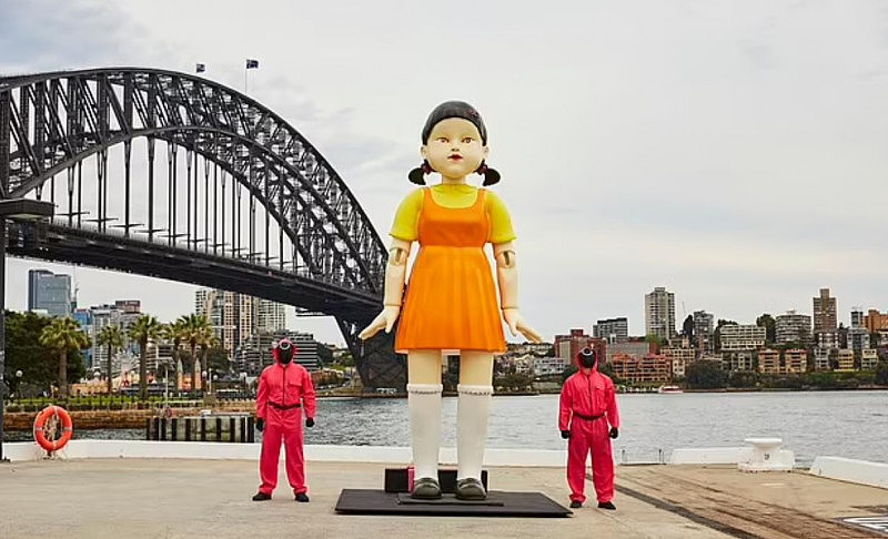 真人版《鱿鱼游戏》登陆澳洲！悉尼港竖起巨型人偶，完美还原剧中场景（视频/组图） - 2