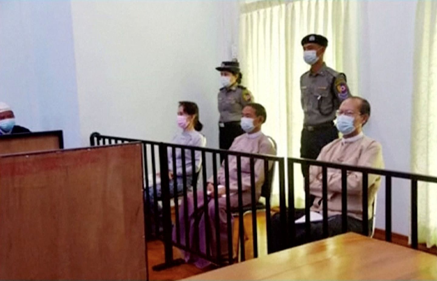 缅甸前国务资政昂山素季（左一）5月24日首次现身于首都内比都的特别法庭听证会。这是2月1日遭到军方扣押后，她首次公开露面。（Reuters）