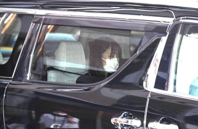 日本真子公主婚后首次外出，和丈夫去换驾照，发型改变亲和力全无（组图） - 5