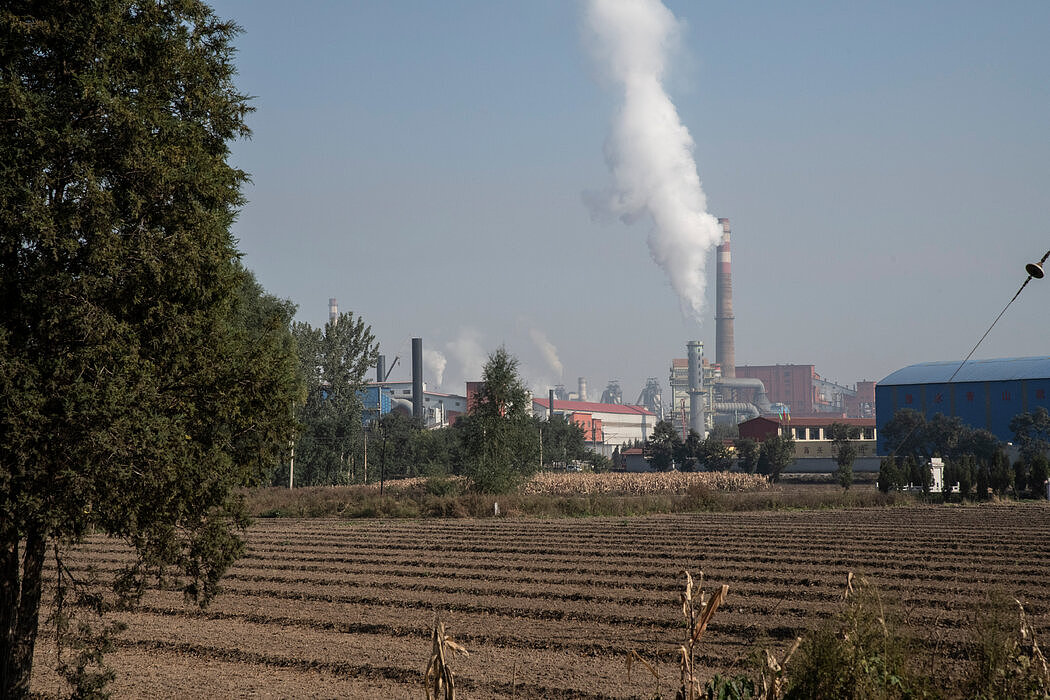 一个工业园区的烟囱。燃煤已经是人类活动导致气候变化的最大原因，它还将增加中国的碳排放和有毒的空气污染。