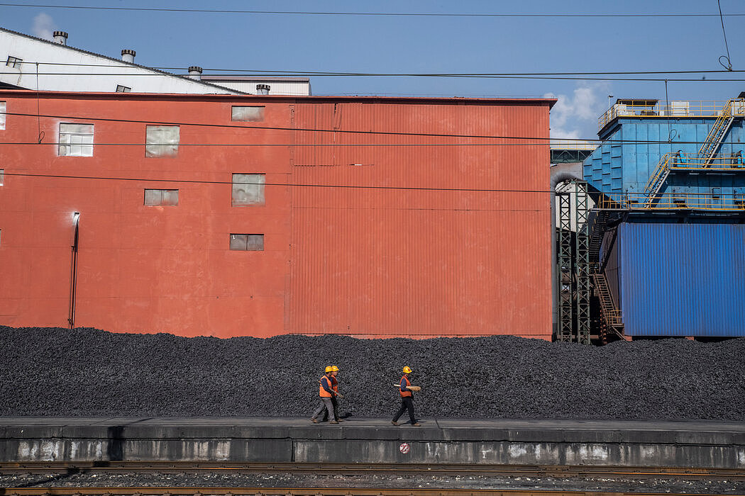 山西一个火车站台上装满了煤。为应对电力短缺问题，中国的煤炭运输量已经上升。