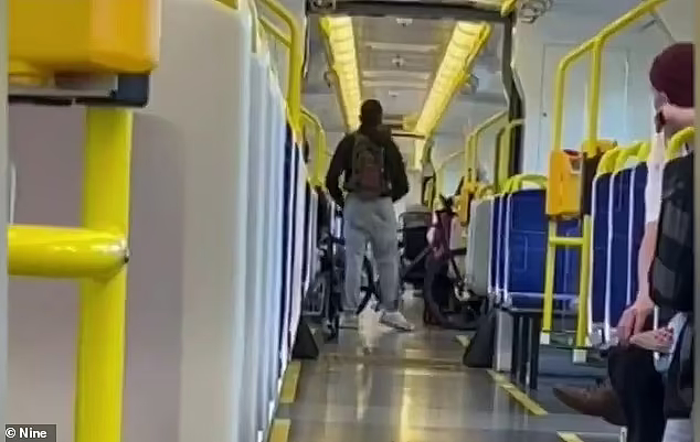 阿德列车现暴力男：大喊大叫挥舞金属棒！吓坏乘客（视频/组图） - 4