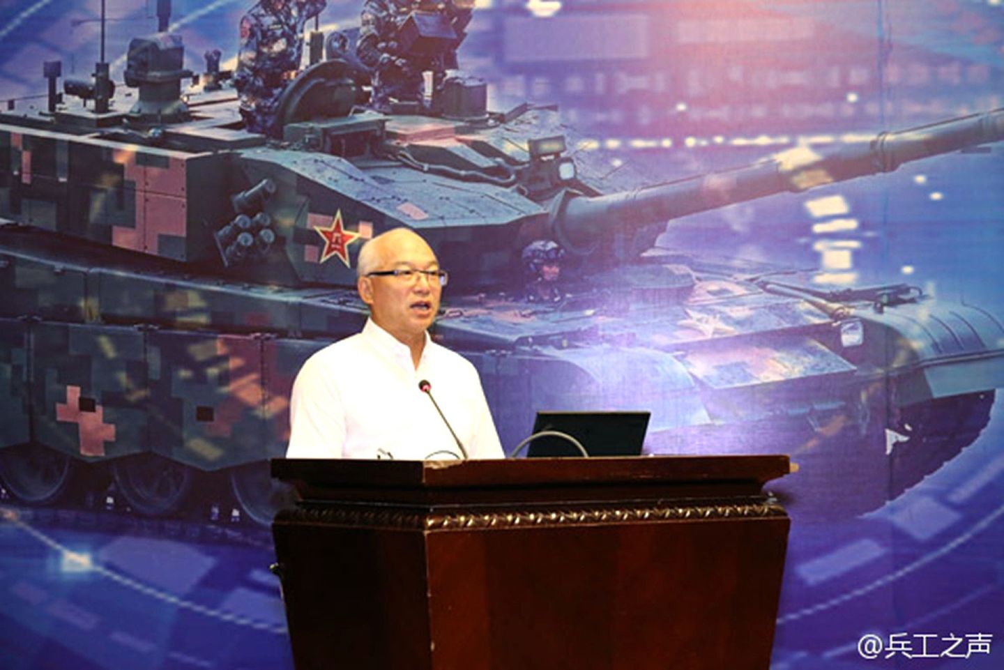 2016年7月，时任中国兵工董事长尹家绪在西安出席一个防务论坛。（微博@兵工之声）