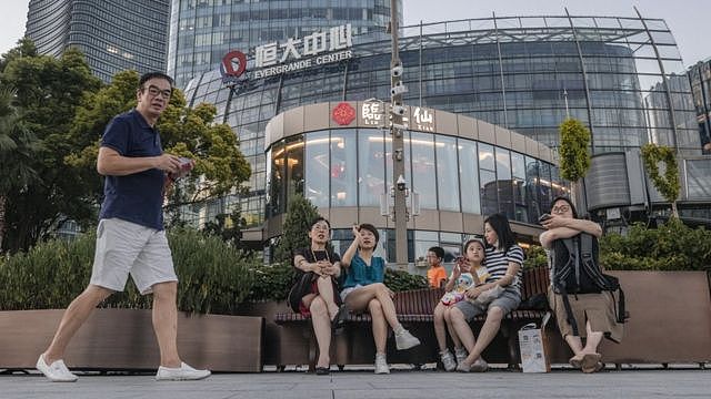 上海恒大中心外群众坐在长椅上歇息（21/9/2021）