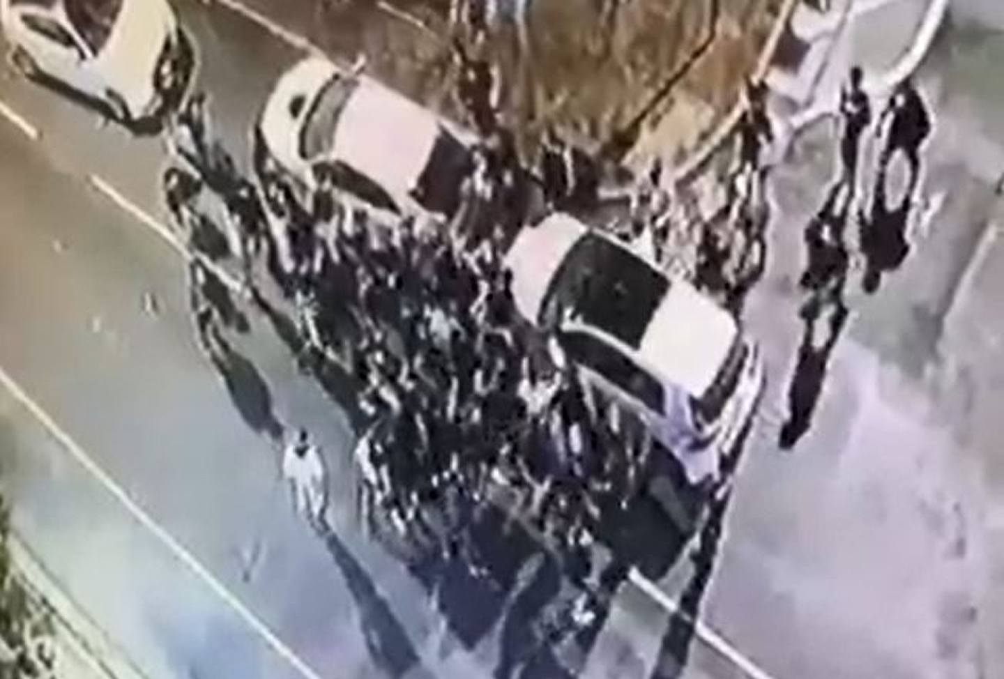 数十名大汉包围一辆私家车狂扑。 （网上截图）