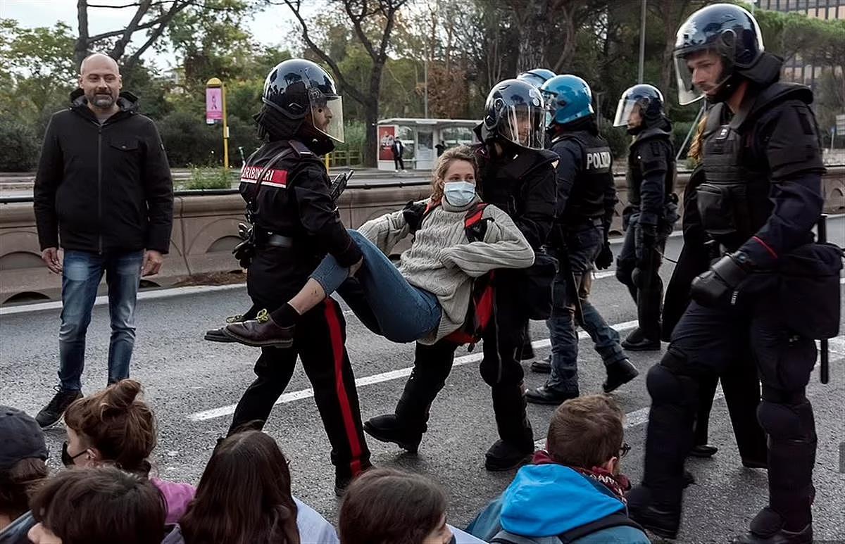 G20晚宴细节多：美英法领导人坐得远，莫里森马克龙见面，眼神说明一切（组图） - 6