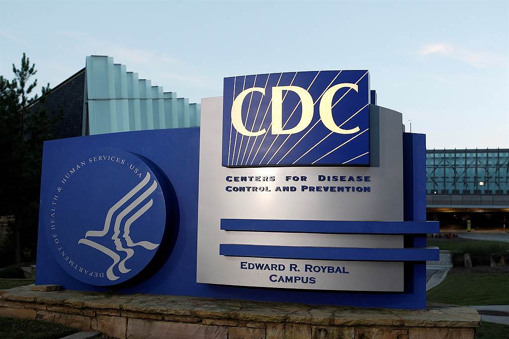 美国疾病管制暨预防中心（CDC）最新发布的死亡率与发病率周报（MMWR）显示，接种疫苗获得的保护力比自然免疫（感染后产生抗体）更高。（图／路透）