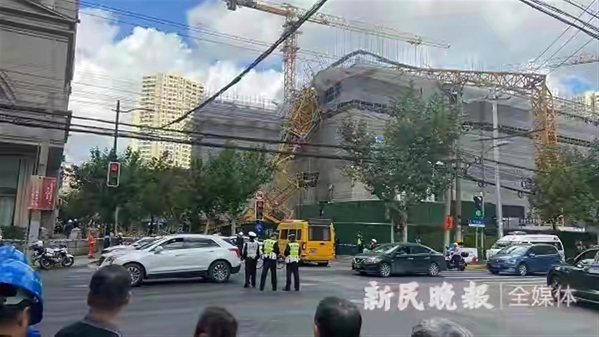上海一塔吊倒塌致1死2伤，目击者：路边砸出大坑，水管都破了