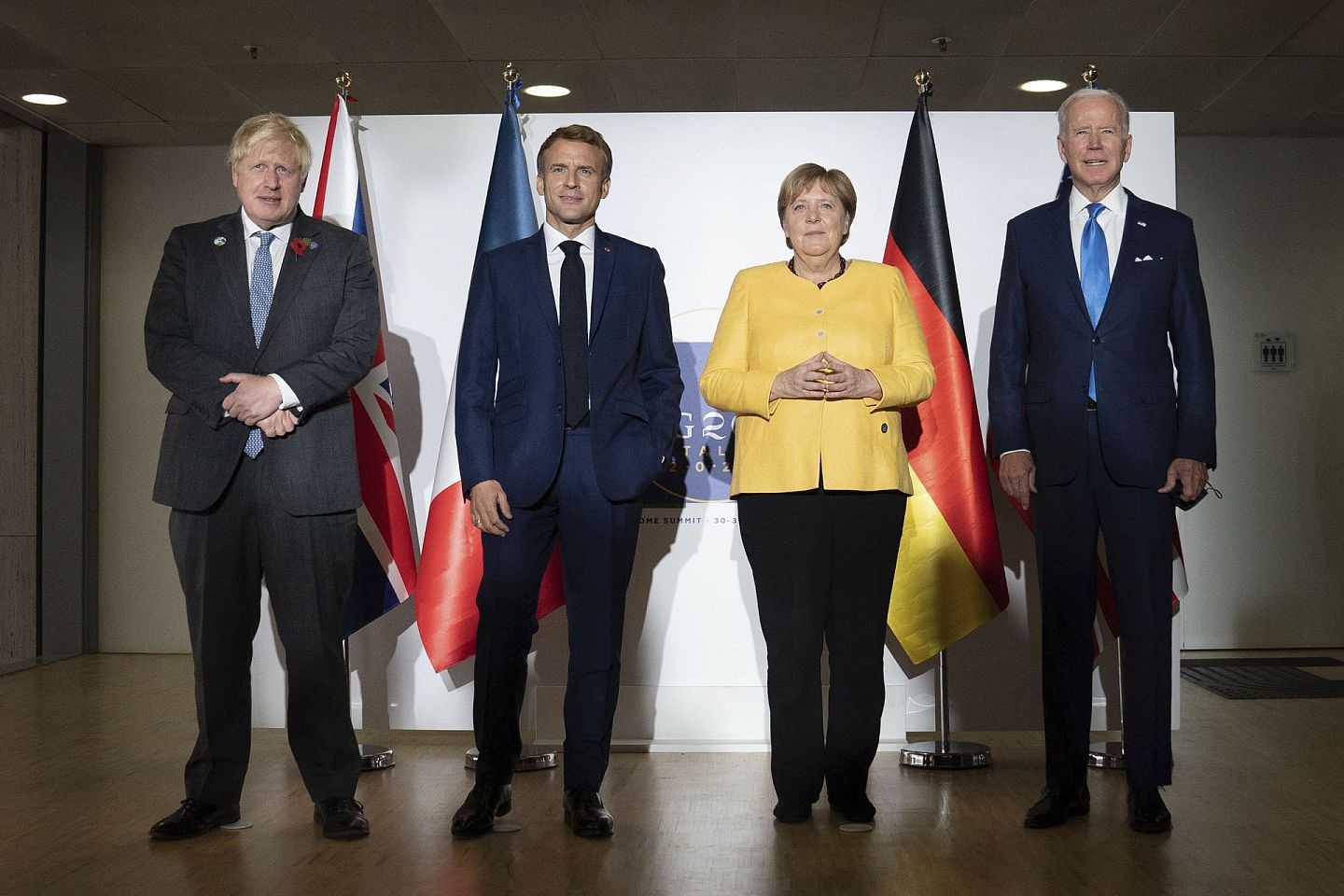 2021年10月30日，英国首相约翰逊（Boris Johnson，左一）、法国总统马克龙（左二）、德国代理总理默克尔（Angela Merkel，右二）、美国总统拜登（Joe Biden，右一）在二十国集团罗马峰会上合照。（AP）