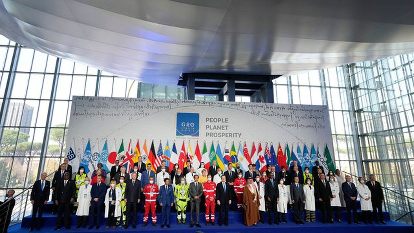 2021年10月30日，二十国集团峰会在意大利罗马开幕，各国领袖在会前拍摄大合照。（Reuters）