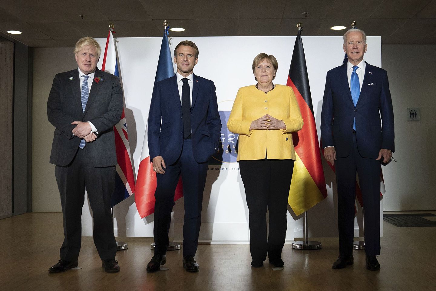 2021年10月30日，英国首相约翰逊（Boris Johnson，左一）、法国总统马克龙（Emmanuel Macron，左二）、德国代理总理默克尔（Angela Merkel，右二）、美国总统拜登（右一）在二十国集团罗马峰会上合照。（AP）