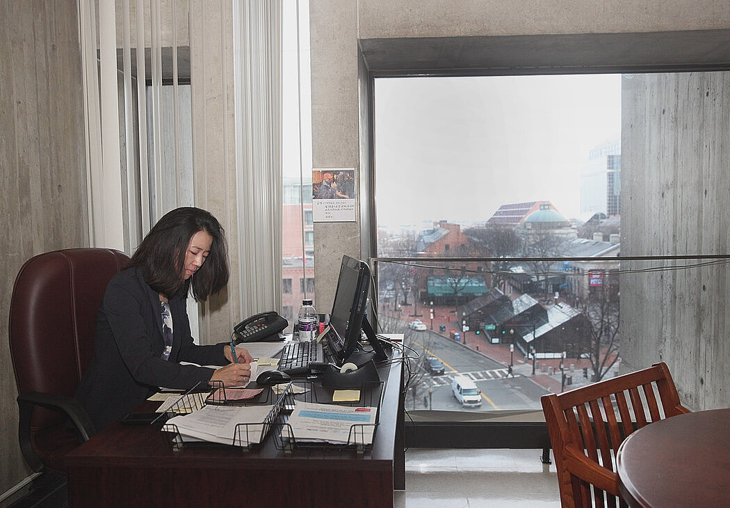 2014年，吴弭在她的市议员办公室。