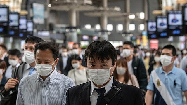 新冠疫情封锁令解除后拥挤上班的日本工薪族。