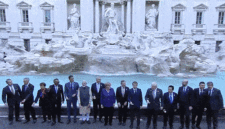 G20领导人前往罗马“许愿池”投币，拜登缺席，默克尔撩水搓手（组图）