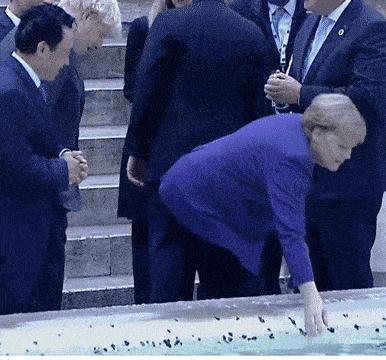 G20领导人前往罗马“许愿池”投币，拜登缺席，默克尔撩水搓手（组图） - 2