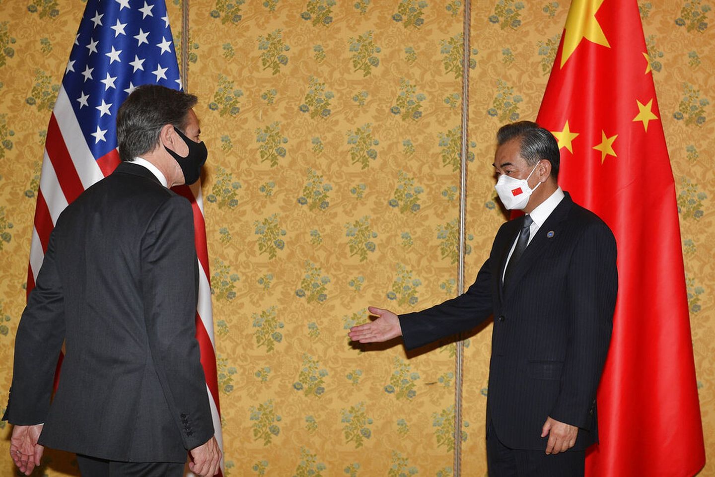 10月31日G20峰会举行期间，美国务卿布林肯（左）与中国外长王毅（右）在罗马举行场边会晤。王毅强调，“台湾问题是中美之间最敏感的问题”，指称一旦处理失误，将对中美关系造成颠覆性、全局性破坏，敦促美方意识到“台独”的严重危害，要求奉行真正的一中政策，而不是假的一中政策。（AP）