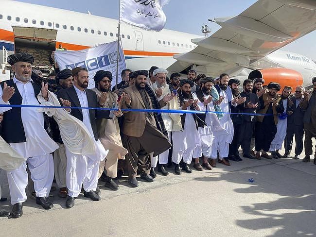 阿富汗松子出口中国，塔利班官员统一穿皮鞋送机，齐刷刷站一排（组图） - 2