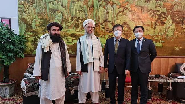 阿富汗松子出口中国，塔利班官员统一穿皮鞋送机，齐刷刷站一排（组图） - 4