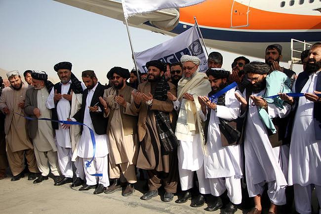 阿富汗松子出口中国，塔利班官员统一穿皮鞋送机，齐刷刷站一排（组图） - 1