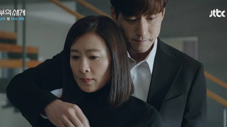 金喜爱（前）在韩剧《夫妇的世界》中，难忍丈夫朴海俊劈腿。 翻摄JTBC画面
