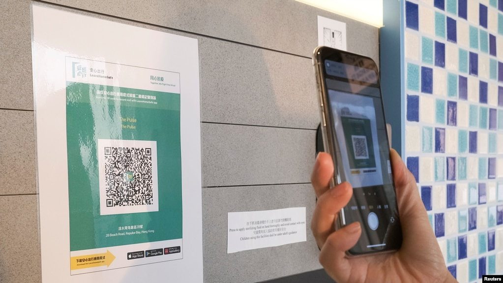 在新冠病毒爆发后，香港一家购物中心张贴了“安心出行“追踪应用程序的二维码 （路透社照片） 