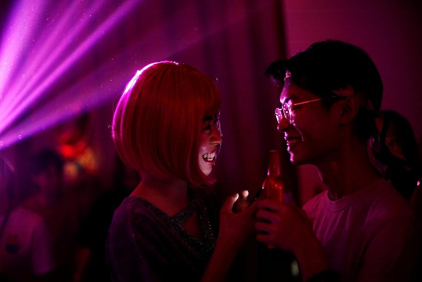 两个年轻人在上海性少数人群的“粉红派对”中相互对视