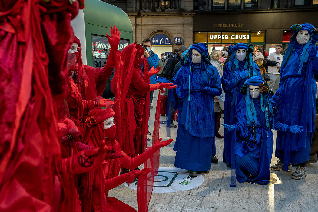 周一，气候活动组织“红色叛军”抵达格拉斯哥中央车站。