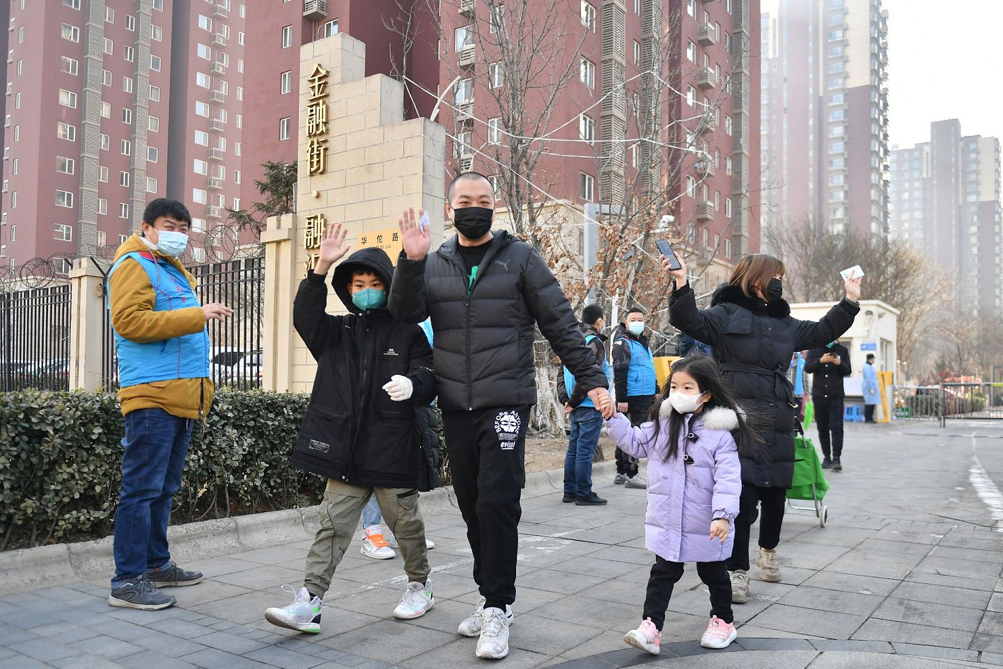 怎样既做好科学防疫又尽量减少对民众生活的影响，考验着中国各地方政府的治理能力。（新华社）