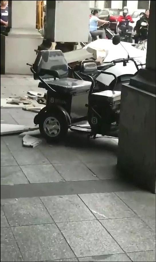 广东街头一算命先生遇车祸被撞倒地，网友：没顾上算自己（组图） - 1