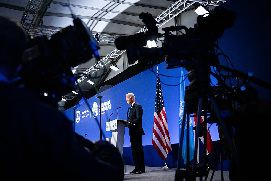 周二，拜登总统在苏格兰格拉斯哥的新闻发布会上。他告诉记者，这次会议重新确立了美国在应对气候变化方面的领导地位。