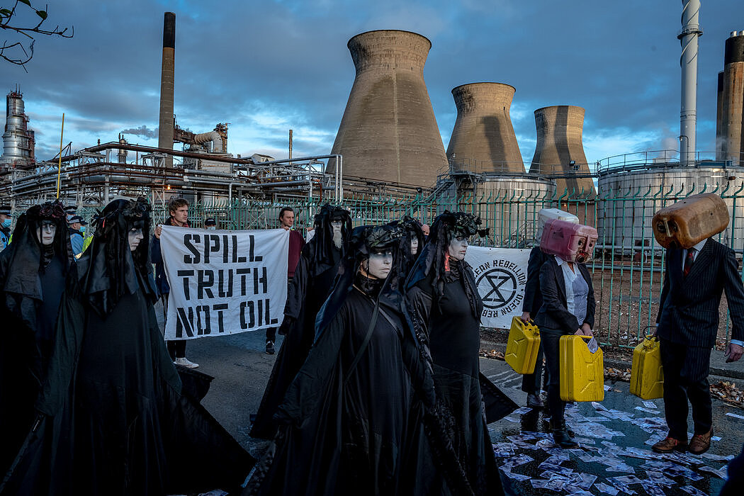 周二，海洋反抗组织成员在苏格兰格兰茅斯炼油厂外抗议。