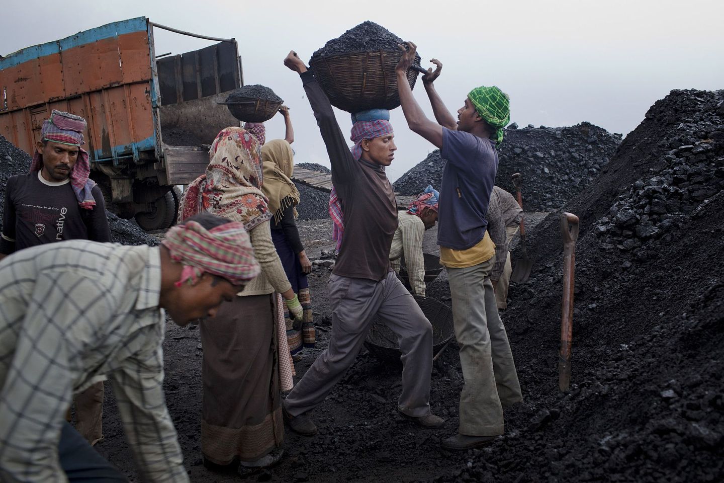 莫迪政府最新承诺，会在2030年前将非化石燃料占能源结构比重提升至50%。图为印度东北部梅加拉亚邦一处煤矿场。（Getty Images）