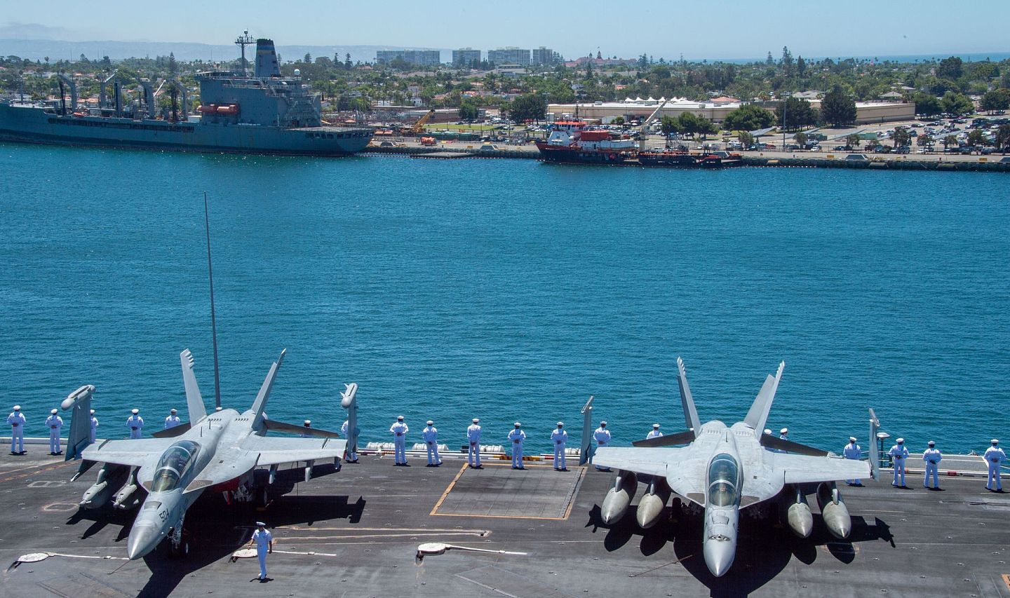 “卡尔·文森”号航空母舰2021年8月2日从圣迭戈海军基地启程。（Flickr@U.S. Pacific Fleet）