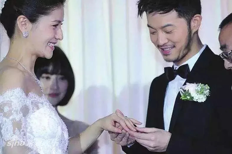 甩了黄晓明，嫁最“不正经”男人，她结婚6年再拍婚纱照（组图） - 6