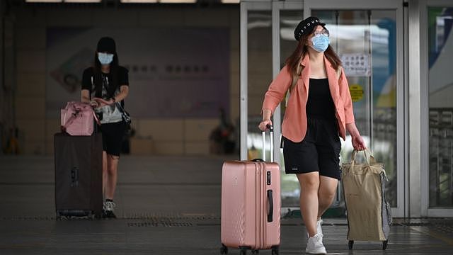 两位女性旅客步出中国深圳湾口岸港方口岸区（15/9/2021）