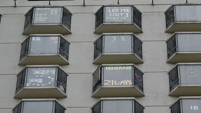 香港某隔离检疫酒店旅客在窗户上贴上各式抱怨字句（26/9/2021）